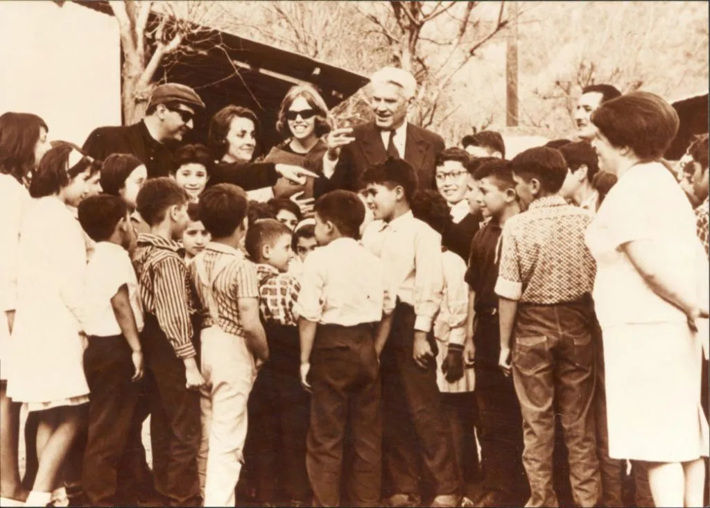 Manuel Rojas y estudiantes