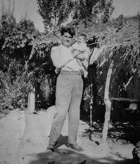 Manuel Rojas con su primera hija María Eugenia. Los Andes - Chile, 1932