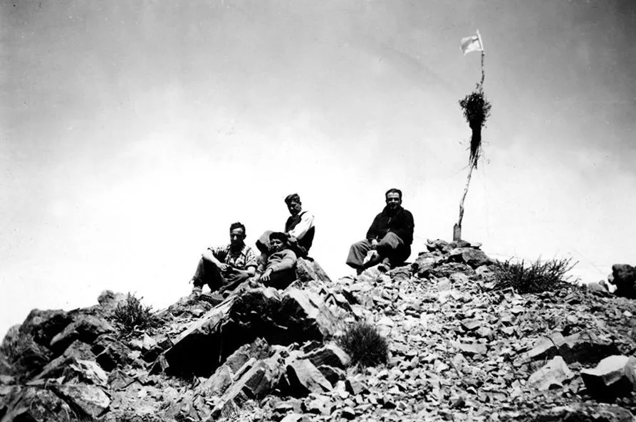 Manuel Rojas (al centro) junto a un grupo de amigos. Cumbre del Cerro Purgatorio, Cordillera de Los Andes - Chile, 1935