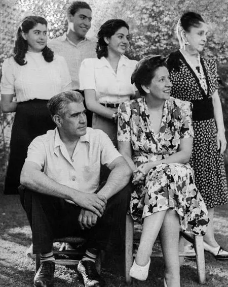 Manuel Rojas y Valérie López. Atrás, los hijos: María Eugenia Rojas, Patricio Rojas y Paz Rojas. Ester Edwards, madre de Valérie. 1942