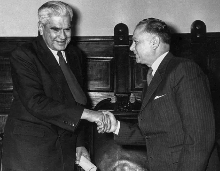 Manuel Rojas recibe el Premio Nacional de Literatura de manos del Min. de Educación, M. Quintana. Santiago de Chile, 1957