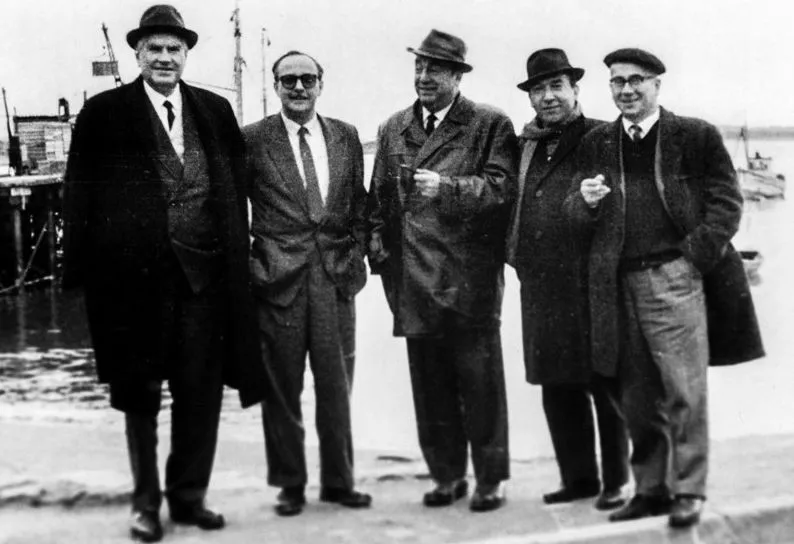 Manuel Rojas, Dr. Hernán San Martín, Pablo Neruda, Fernando Alegría y Gonzalo Rojas. Talcahuano - Chile, 1959