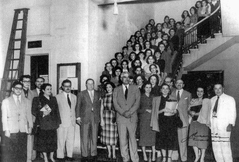 Manuel Rojas (al centro) y un grupo de profesores y estudiantes. La Habana - Cuba, 1961