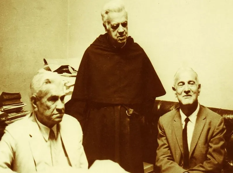 Manuel Rojas, Padre Alfonso Escudero y Carlos Droguett. Santiago de Chile, 1965