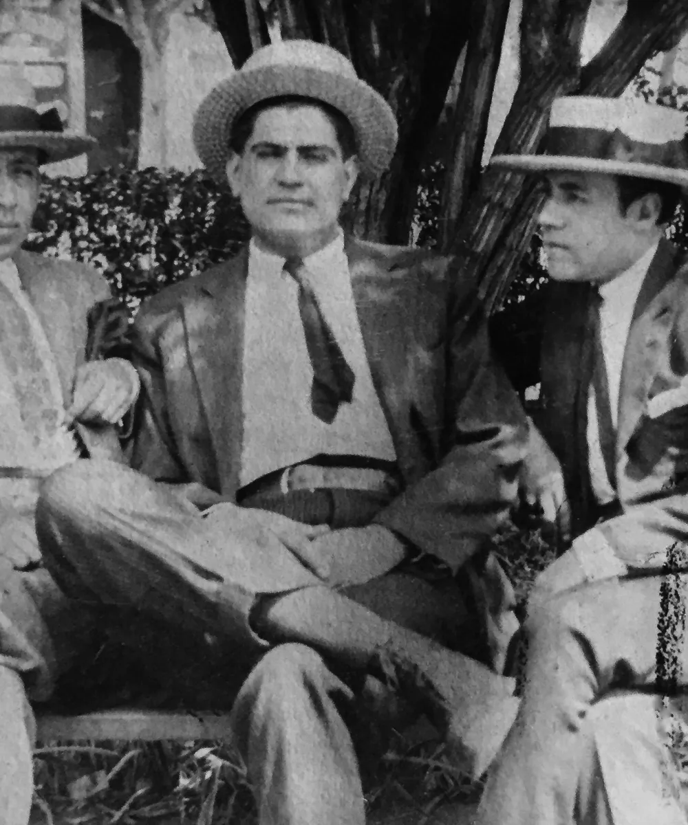 Manuel Rojas (al centro) junto a dos actores chilenos. Rancagua - Chile, 1918